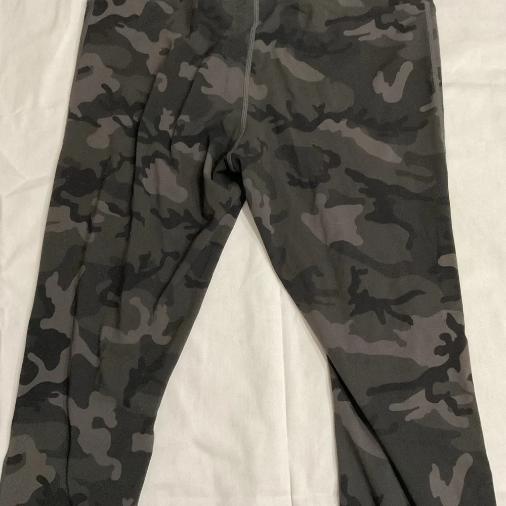 Zyia active USA Camouflage distressed Leggings new with tags size 12 - Picture 3 of 5